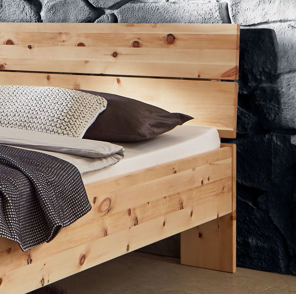Bett aus massivem Zirbenholz mit Presanella - Latten-Kopfteil