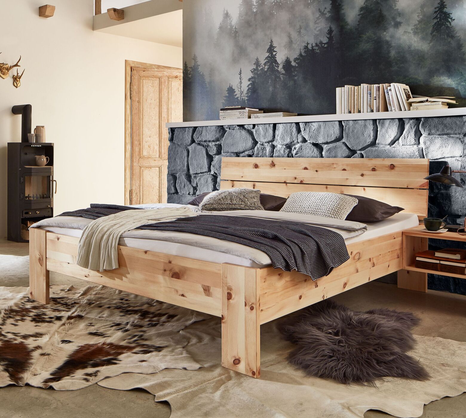 Bett aus massivem Zirbenholz - mit Latten-Kopfteil Presanella