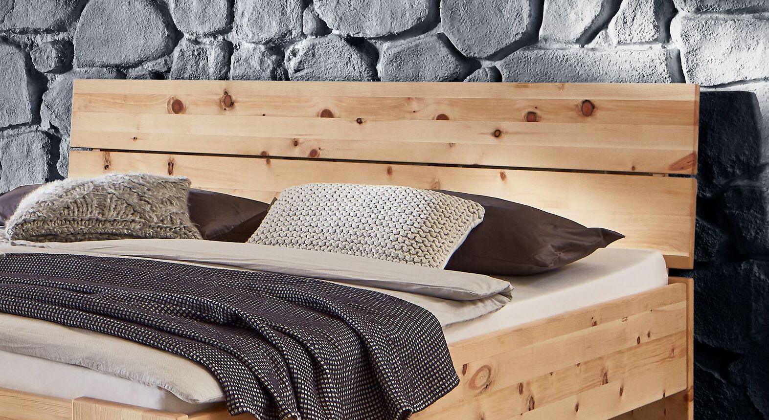 Bett aus massivem Zirbenholz mit Latten-Kopfteil - Presanella